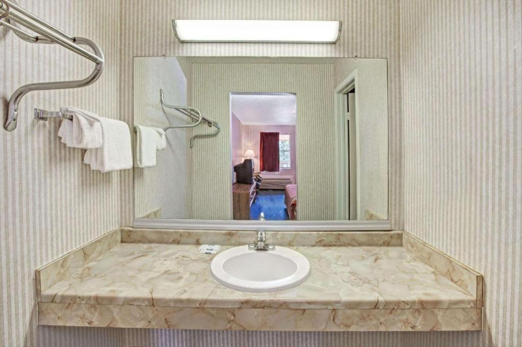 Knights Inn South Houston Tx Екстериор снимка